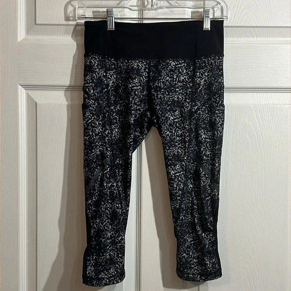 Lululemon women’s leggings.  Black/white size 4 - Picture 1 of 7